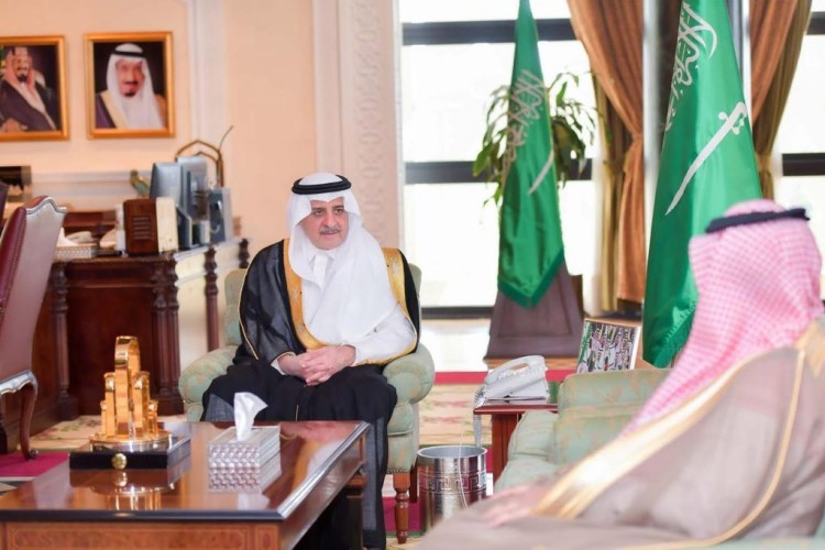 أمير تبوك يستقبل مدير فرع وزارة الموارد البشرية بالمنطقة