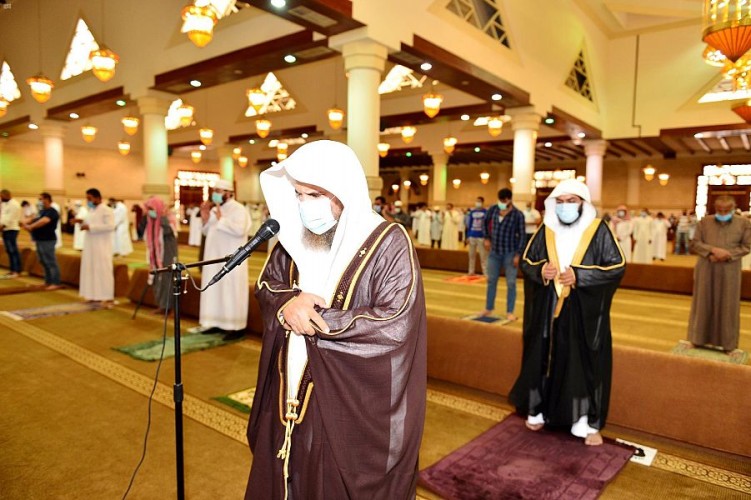 جوامع ومساجد حائل تشهد التزام المواطنين والمقيمين بالإجراءات الاحترازية خلال صلاة الجمعة