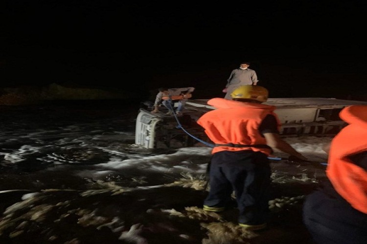 الدفاع المدني بالقنفذة ينقذ شخصان من سيل شسع