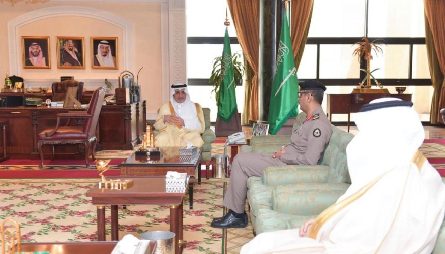 أمير تبوك يؤكد على أهمية تكثيف الجهود وتطبيق الإجراءات الاحترازية بما يضمن سلامة المواطن والمقيم .