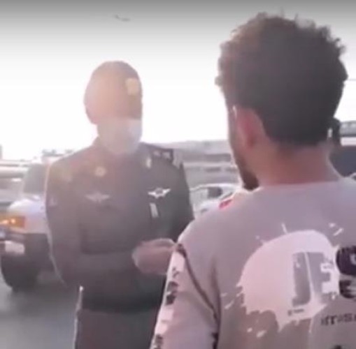 أبرزها عدم ارتداء الكمامات .. بالفيديو: رجال الأمن يسجلون مخالفات بحق عدد من المواطنين