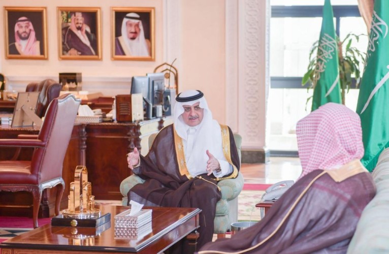 أمير تبوك يطلع على التقرير الشؤون الإسلامية الخاص بتهيئة جوامع ومساجد المنطقة وتعقيمها وتجهيزها