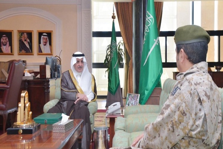أمير تبوك يستقبل مدير مستشفى الملك سلمان للقوات المسلحة بالشمالية الغربية