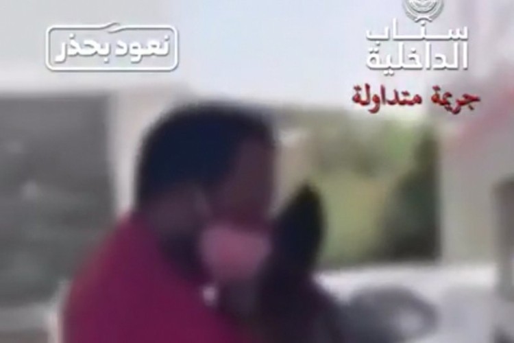 القبض على شخص اعتدى على وافد كان يرتدي كمام مصنوع من قماش الأشمغة