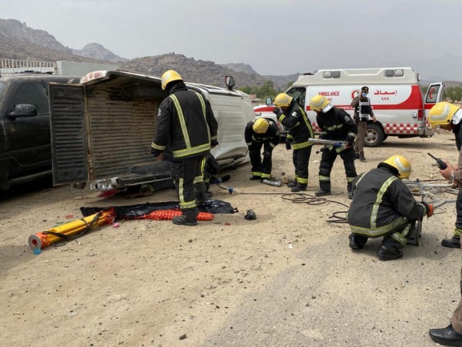 الهلال الأحمر بالباحة يباشر حادث انقلاب على طريق المخواة