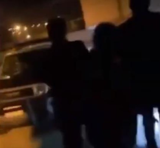 يمشي  بطريقة غريبة .. شرطة الباحة تطيح بجني المقابر ومروع المارة في الشوارع – فيديو