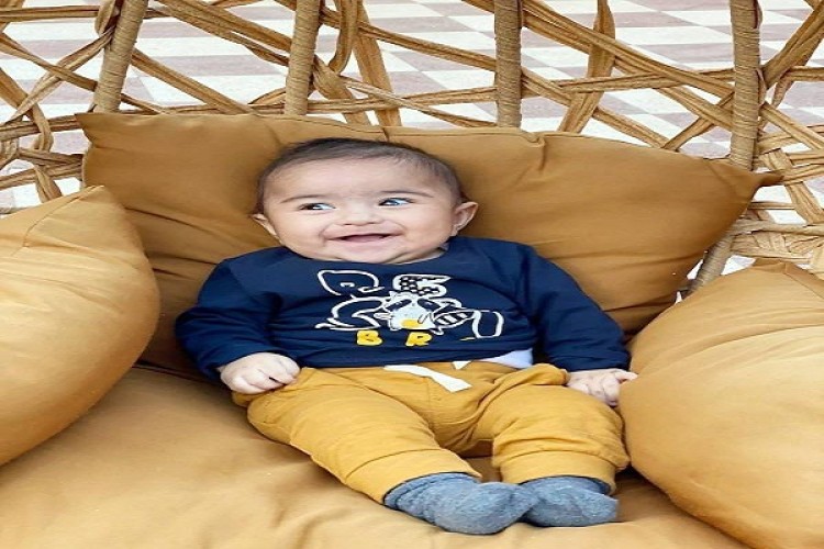 أصغر طفل مخالط يغادرة الحجر الصحي في عرعر بعد تعافي والديه من كورونا