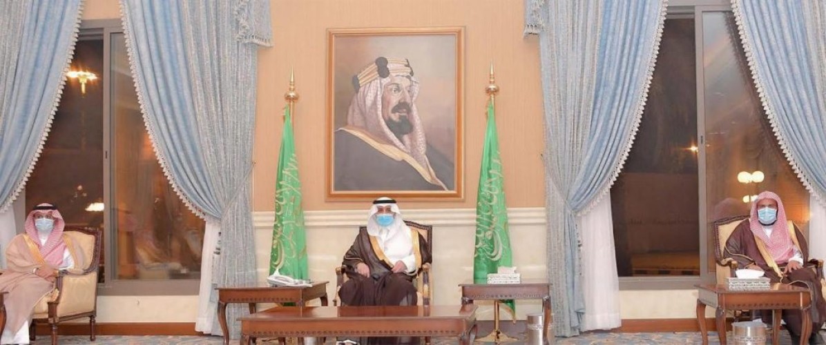 خلال لقائه رؤساء المحاكم ومدراء الإدارات وعدد من المواطنين .. أمير تبوك ينوه بماقدمته القيادة الرشيدة في مواجهة جائحة كورونا
