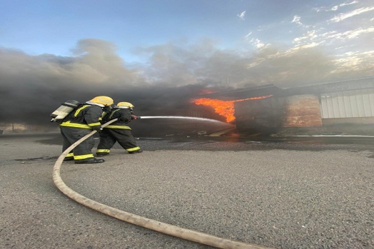 مدني الطائف يباشر حادث حريق في بنشر بحي الفيصلية بالحوية