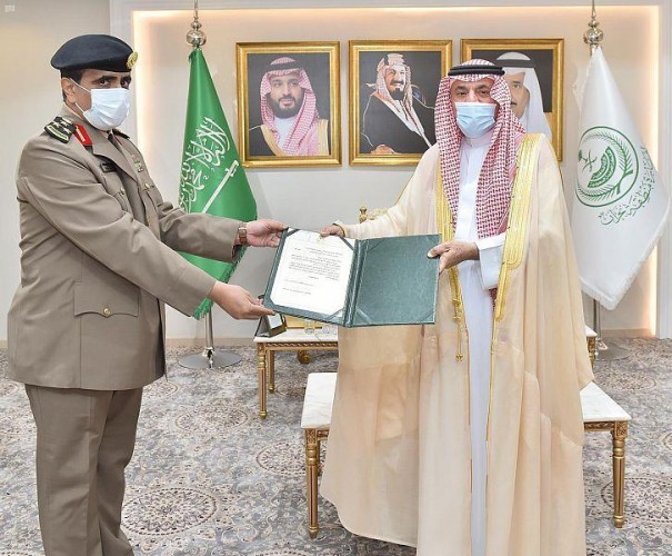 بالصور: أمير نجران يكرم رجال الأمن المشاركين في تعقب أحد الجناة المتهم في قضية قتل والقبض عليه