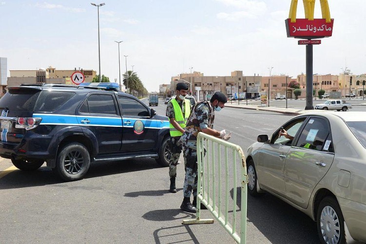 الجهات الأمنية بحائل تواصل جولاتها الميدانية لتنفيذ الإجراءات الاحترازية في الأسواق والميادين العامة