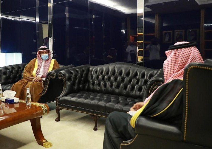 أمير حائل يستقبل الدكتور منذر البليهد مدير عام التعليم بالمنطقة في مكتبه