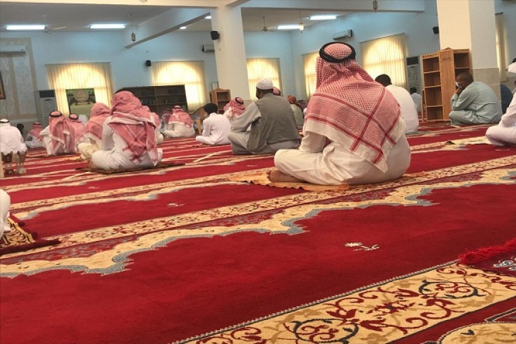 جوامع ومساجد تيماء تستقبل المصلين لصلاة الجمعة