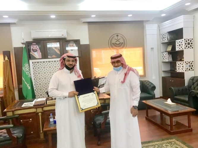 نظير تميزه المهني .. محافظ العلا يكرم توفيق البلوي