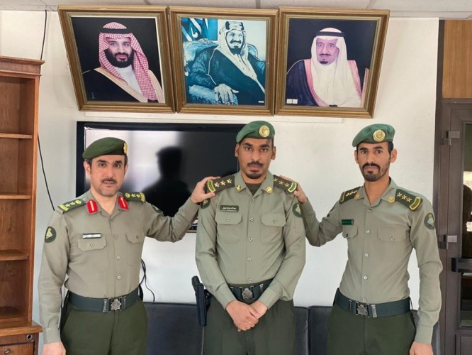 مدير جوازات منفذ الخفجي يقلد الحباش رتبة نقيب