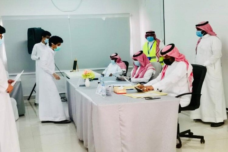 فريق تطوعي مع قادة المدارس يسلم شهادات الثانوية العامة بأملج