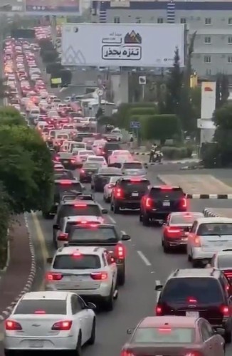 بعد الاختناقات المرورية بسبب المصطافين.. لجنة من 4 جهات لإيجاد حلول لازدحام السيارات بأبها (فيديو)