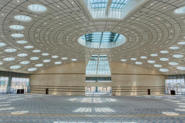 بدون أعمدة من الداخل .. . جامع في تبوك يحتوي على أكبر قبة بالشرق الأوسط.. يشهد إقامة أول صلاة جمعة – صور