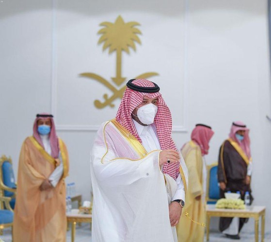 أمير الحدود الشمالية يستقبل شيوخ القبائل والمعرفين وأعضاء مجلس المنطقة وجموع الموطنين