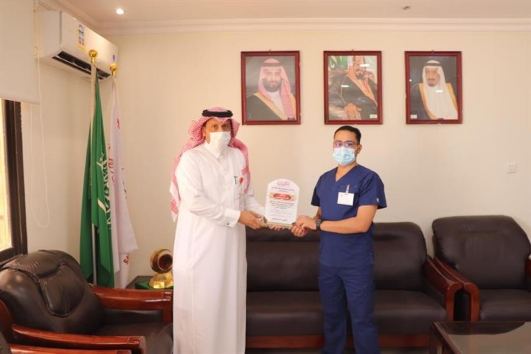 مدير عام الهلال الأحمر بالقصيم يكرم المسعف “فهد الزغيبي” نظير مجهوداته