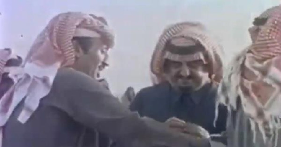 أثناء رحلة صيد .. شاهد: فيديو نادر يجمع خادم الحرمين الشريفين والملك خالد والملك فهد