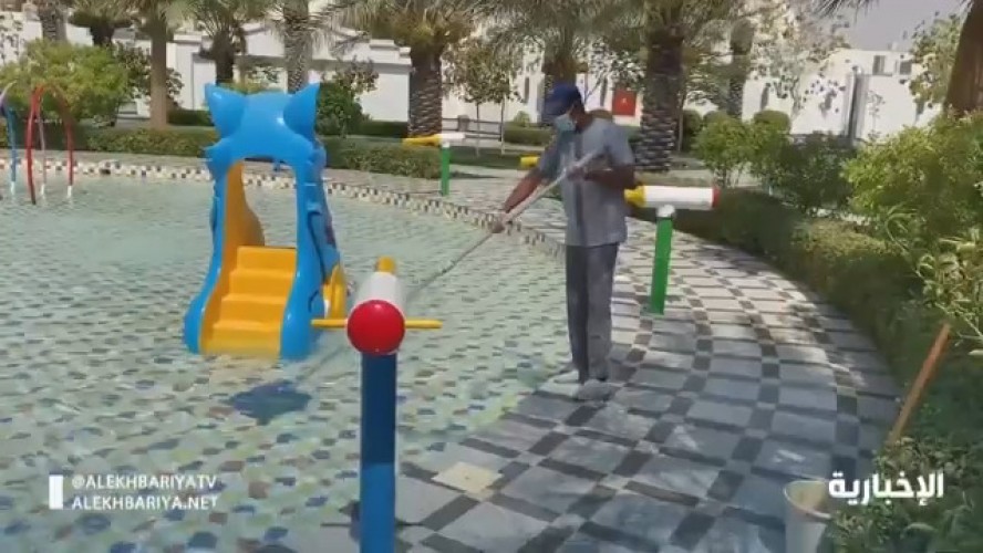 هل ينتقل فيروس كورونا عبر مياه المسابح؟ .. استشاري يجيب! – فيديو