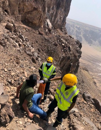 الدفاع المدني: إنقاذ شخصين علقا بمقلع طمية السياحي بمحافظة الموية