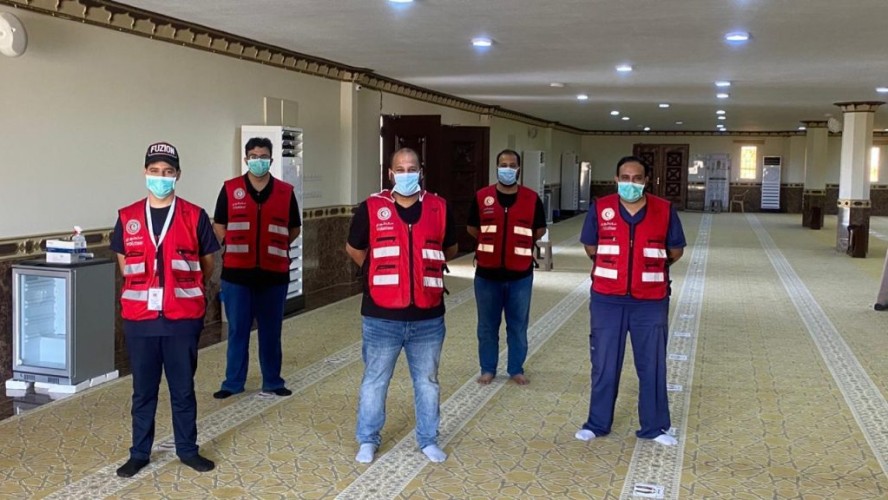 فريق التطوع بهلال الجوف يقدم الخدمات لمصلين الجمعة في سكاكا وطبرجل