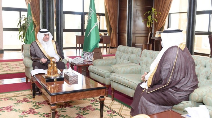 أمير تبوك  يطلع على تقرير  عن اخر الاستعدادات لإقامة حفل جائزة  التفوق العلمي  والتميز في عامها ” 31 “