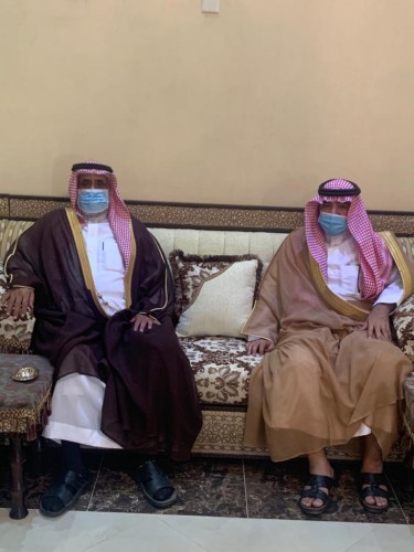 محافظ محافظة السليمي يعايد على عدداً من المواطنين في منازلهم بالمحافظة وبعض المراكز