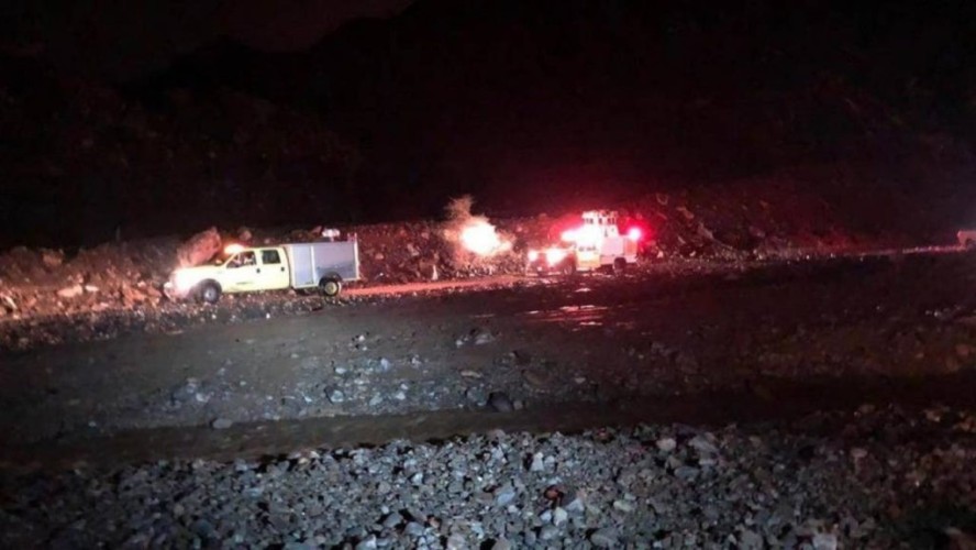 داهمهما سيل عارم فجأة.. العثور على رجل وطفلة على هذه الهيئة داخل سيارة في عسير – صور