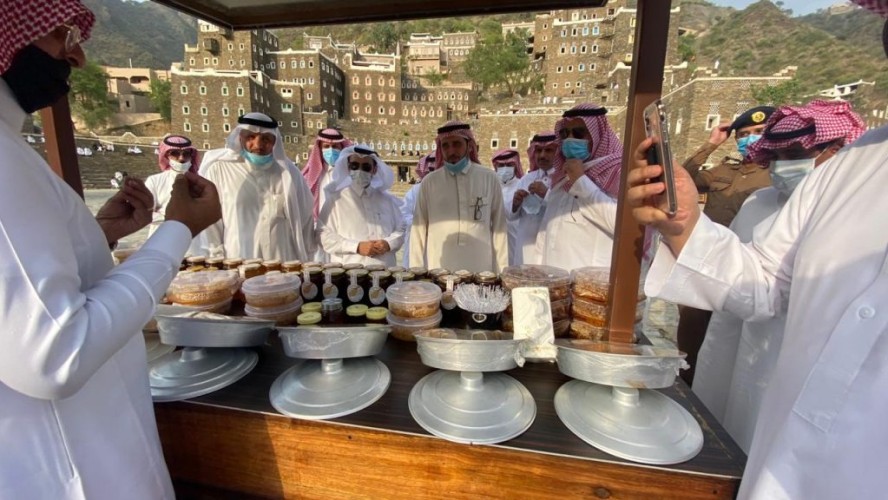 معرض العسل والعروض الفلكلورية يجذبان الزوار لصيف رجال ألمع 2020