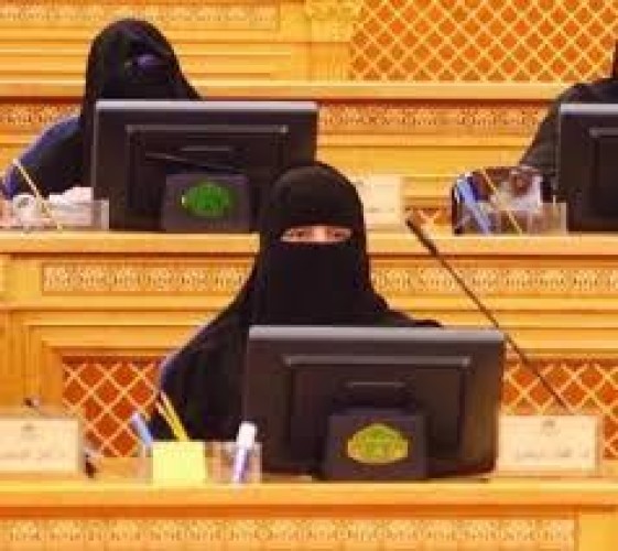 “إقبال دندري” تتقدم للشورى بتوصية جديدة بإلغاء اشتراط المحرم للفتاة في حالة الابتعاث