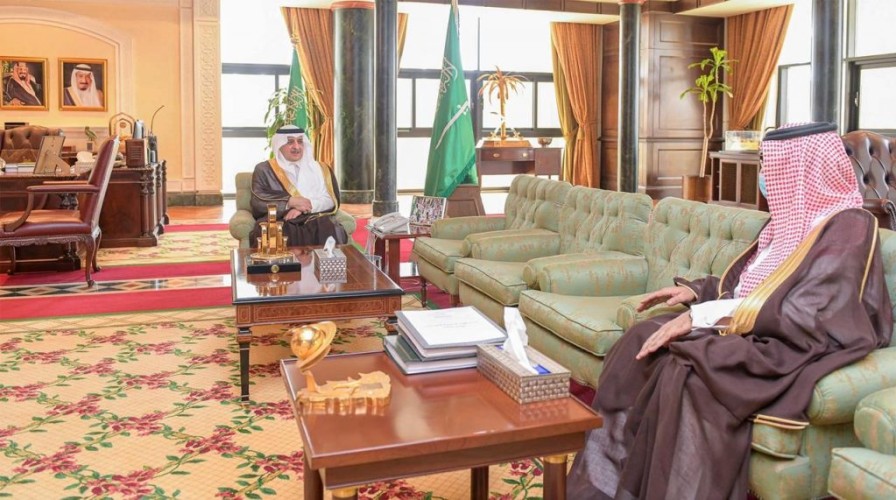 أمير تبوك يلتقي مدير التعليم بالمنطقة