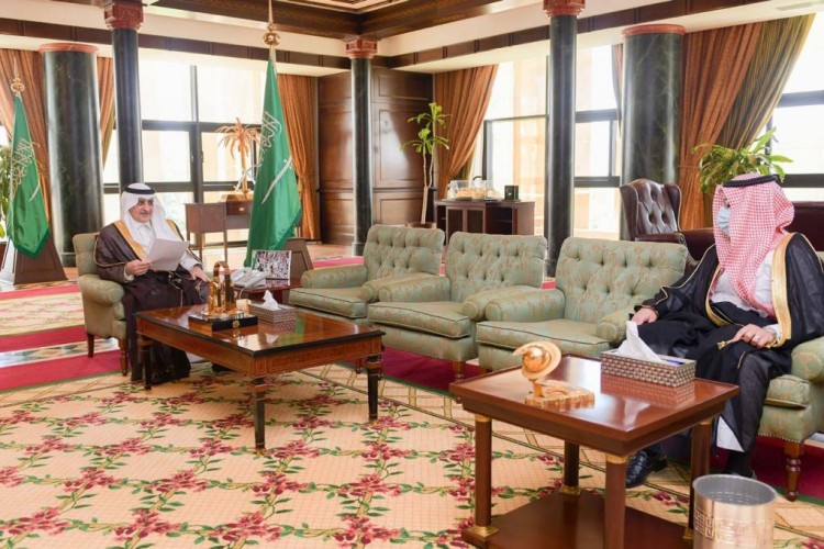 أمير تبوك يتسلم نسخة من رسالة الدكتوراة للدكتور الغريض