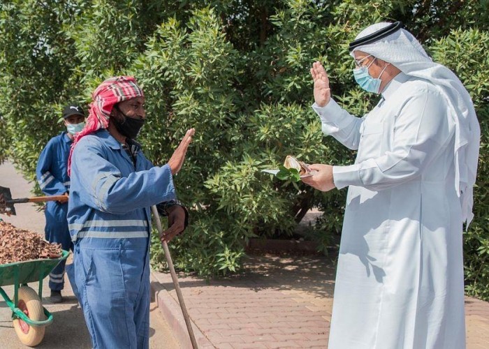 صور.. “أمانة الجوف” تعايد عمال النظافة بالميدان وتقدم لهم الورود والهدايا