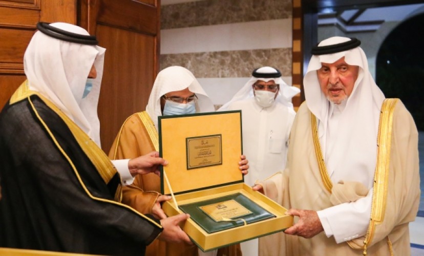 أمير منطقة مكة المكرمة يتسلّم من الرئيس العام خطة الرئاسة لموسم حج هذا العام وتقريراً عن جهودها الاحترازية لمواجهة فيروس كورونا في المسجد الحرام
