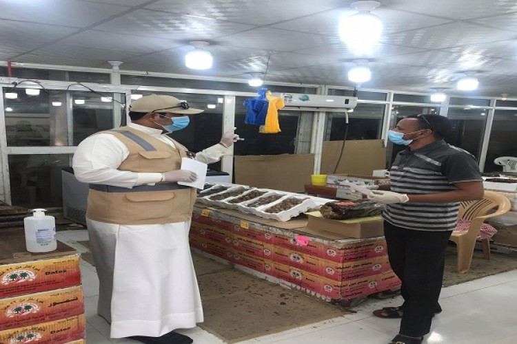 صحة حفر الباطن تواصل حملاتها التوعوية في الأسواق والمحلات التجارية