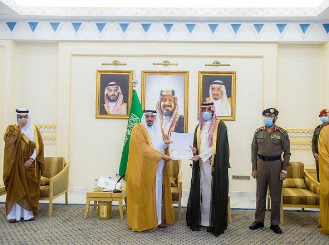 أمير القصيم يكرم عدد من منسوبي الدفاع المدني ومسؤولي القطاعات الحكومية