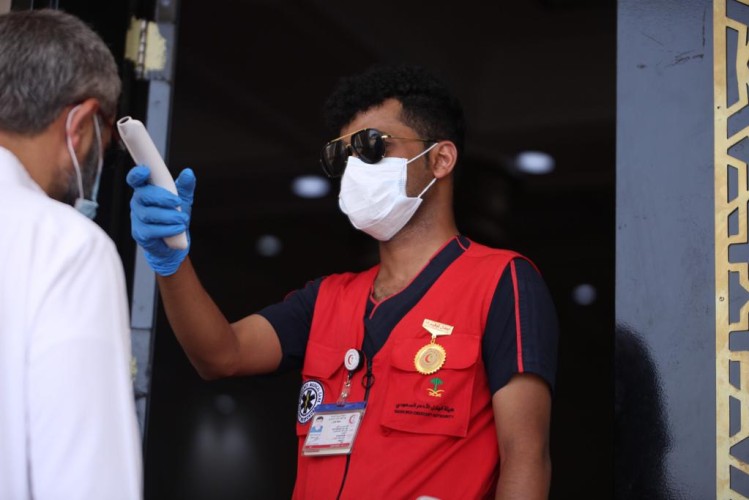 متطوعي الهلال الأحمر بجازان يقيمون نقاط فرز بصري ببعض جوامع المنطقة لمواجهة فيروس كورونا