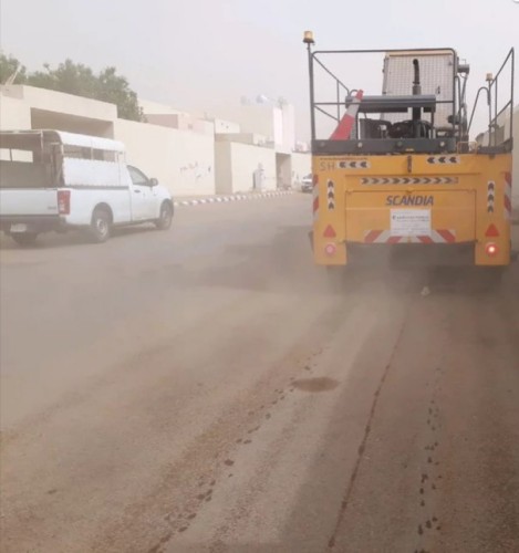 بلدية السهي تكثف أعمالها للحد من تجمع الأتربة في الشوارع والطرقات