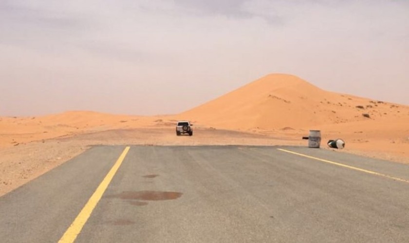 تعلّق المركبات بالرمال في الجزء المتعثّر .. شاهد: مواطن يوثق معاناة سالكي طريق (حائل – رفحاء) المزدوج