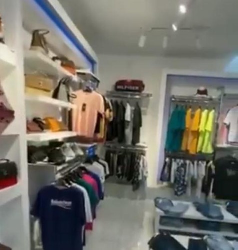 التجارة تضبط محلاً يبيع ملابس مقلدة لماركات عالمية .. وإعلان مخالف عبر “السناب” يفشي السر!