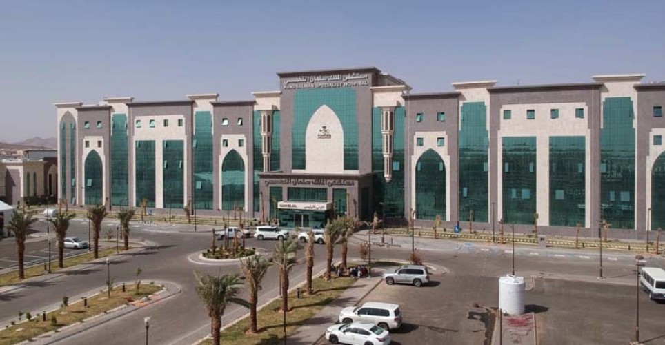 إدارة مستشفى الملك سلمان بحائل تفتح تحقيقاً مع منسوبي الطاقم الطبي والعاملين الغير ملتزمين بالاجراءات الإحترازية