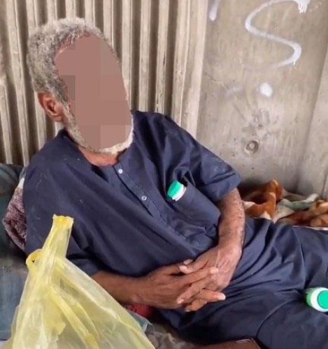 الموارد البشرية تقف على حالة المسن الذي يفترش الأرض تحت أحد الجسور بالرياض