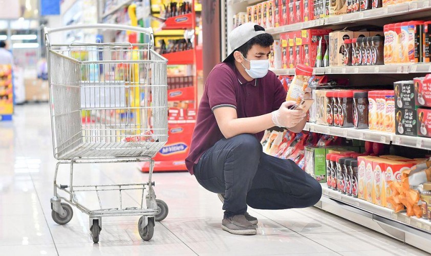 تحت شعار “لاتسأل بكم” .. التجارة: تدعو المستهلكين لدفع السعر المكتوب على المنتج دون أي زيادة