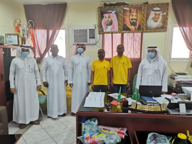 فريق -ابشر بنا – بلجنة تنمية القحمة يبادر بايصال الكتب المدرسية لبعض الأسر  بمركز القحمة