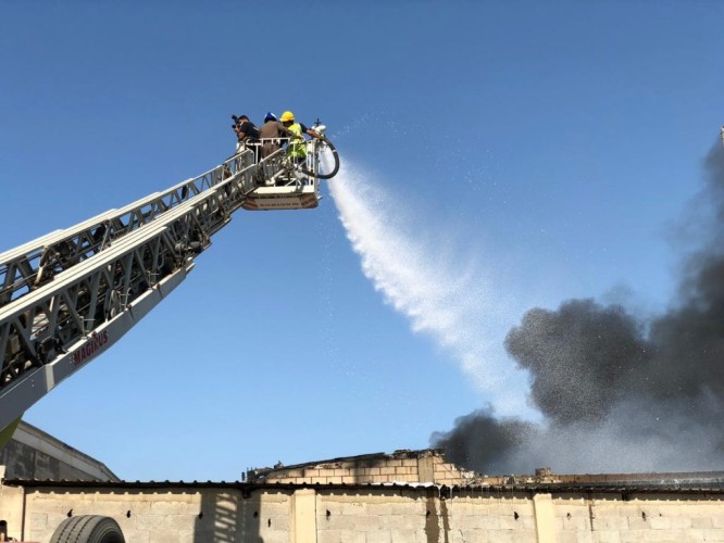 مدني الشرقية يخمد حريق في مستودعات وورش بصناعية الخضرية