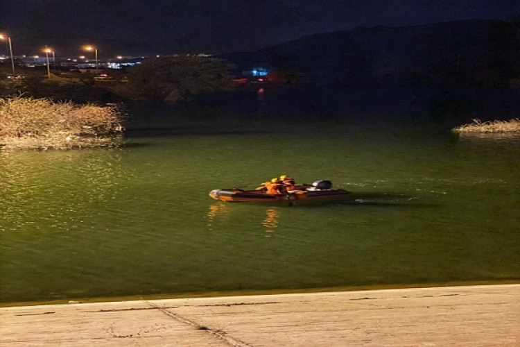 فرق الدفاع المدني بالطائف تنتشل جثتين لشخصين غرقا في سد وادي صعب.