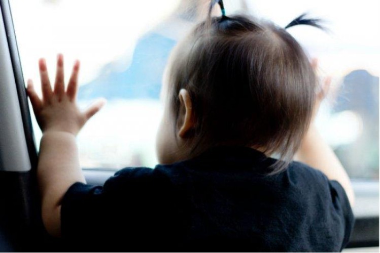 تحذير من المرور: ترك الأطفال دون سن العاشرة في المركبة يُعد مخالفة .. وهذه العقوبة تنتظر المخالفين!